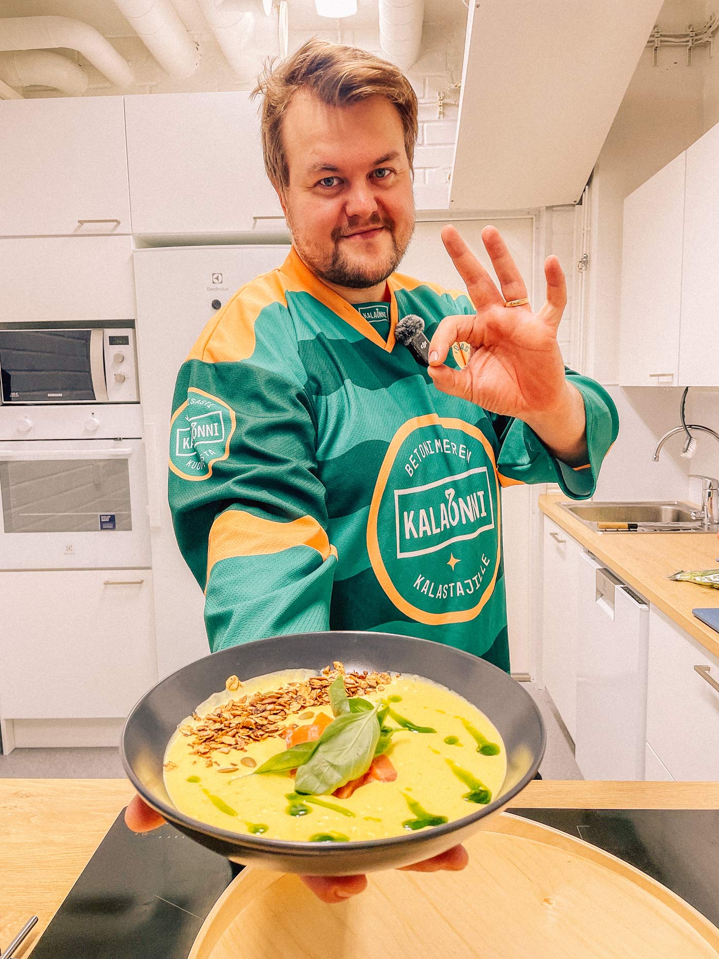 Kalaonni kasvissosekeitto kirjolohella