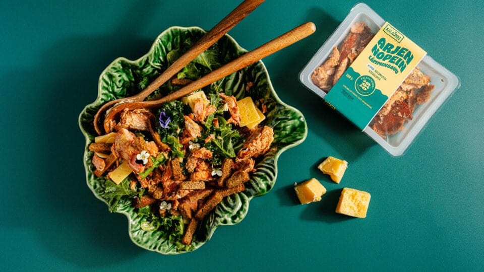 Kalaonni Arjen Nopein lämminsavukirjolohi-salaatti