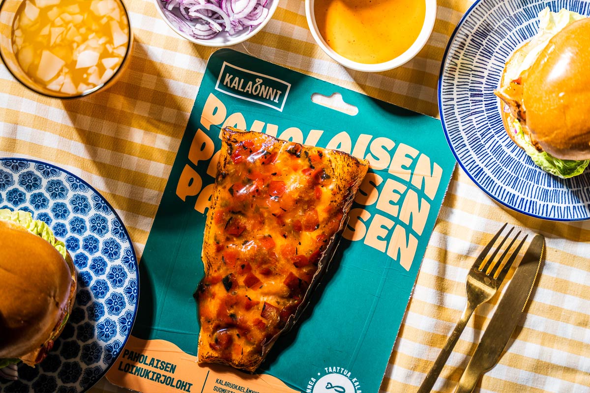 Kalaonni Paholaisen loimukirjolohesta valmistettuja burgereita ja tuotepakkaus.