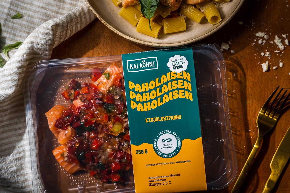 Kalaonni Paholaisen kirjolohipasta -tuotepakkaus sekä annos.
