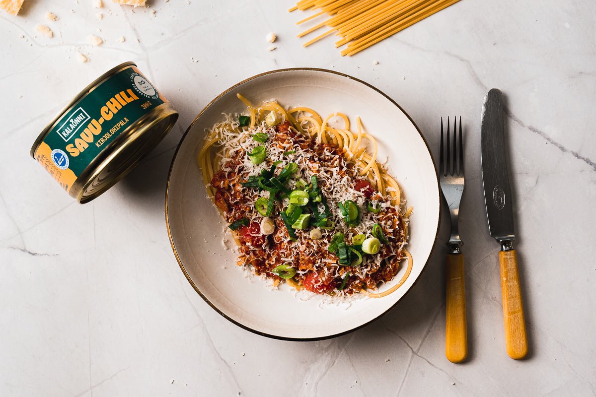 Kalaonni Savu-Chili -purkki ja siitä valmistettu pasta-annos.